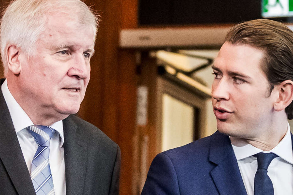 Horst Seehofer (CSU, l), Bundesminister für Inneres, Heimat und Bau, steht neben Österreichs Bundeskanzler Sebastian Kurz nach einem Gespräch im Bundesinnenministerium.