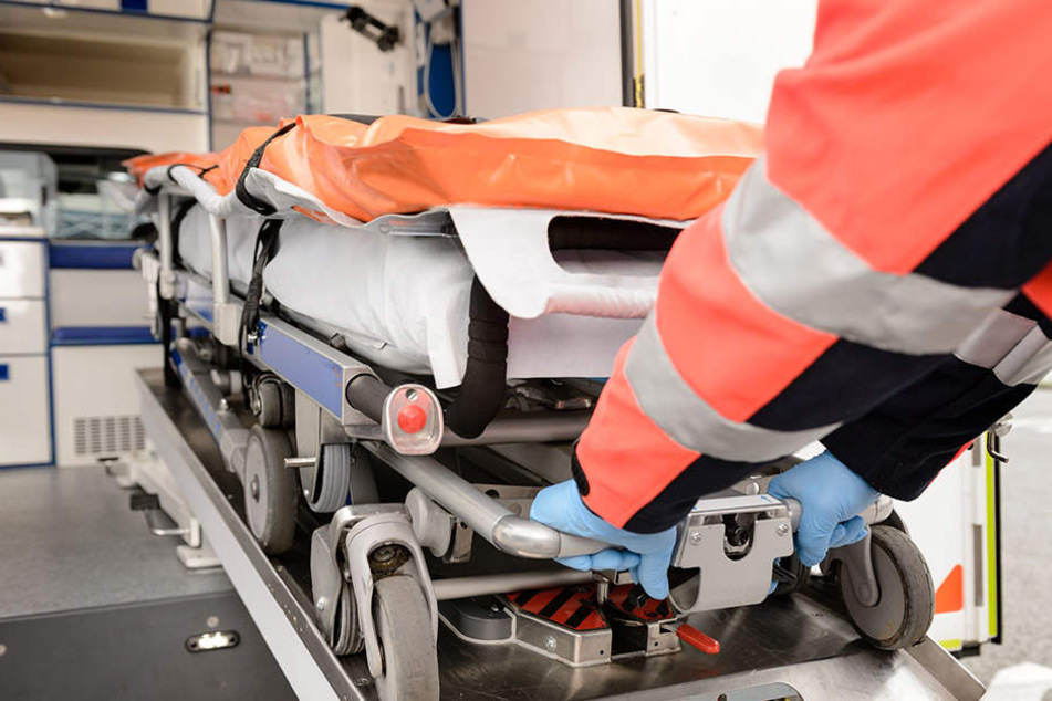 Der Verletzte wurde von Rettungskräften in ein Krankenhaus gebracht. (Symbolbild)