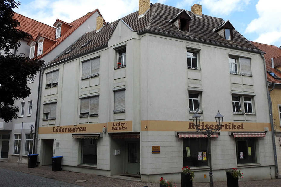 Vor diesem, von Afrikanern bewohnten Haus in der Wurzener Altstadt wütete der rechte Mob.
