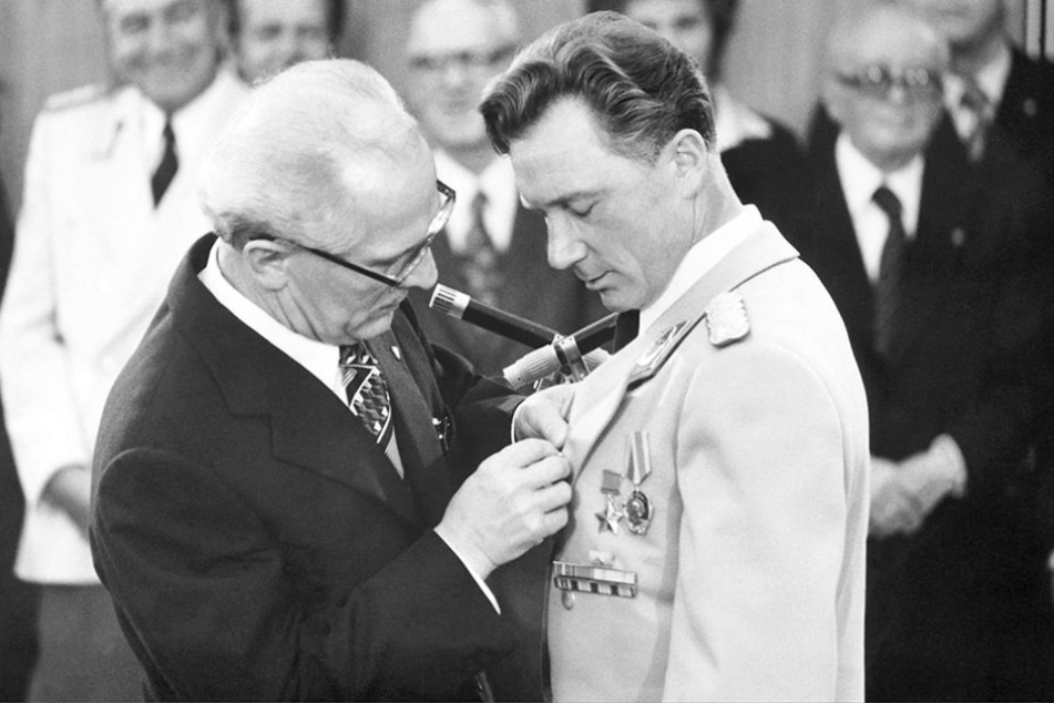 Erich Honecker verlieh Sigmund Jähn 1978 eine Medaille und den Ehrentitel
„Fliegerkosmonaut der Deutschen Demokratischen Republik“.