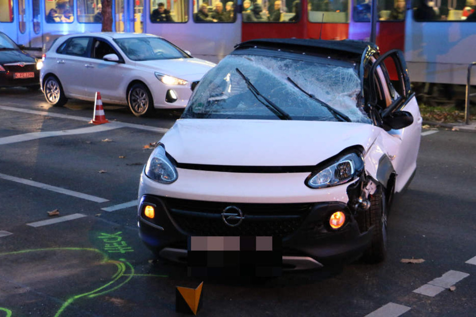 Durch die Wucht des Aufpralls war der Opel umgekippt und wurde gegen einen Ampelmast geschleudert.
