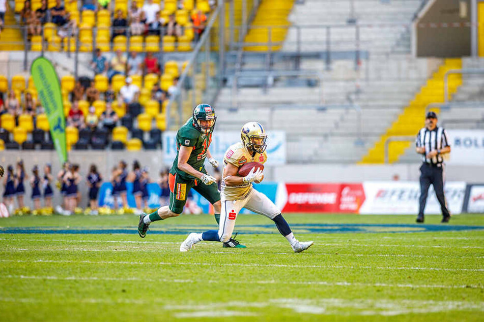 Nicht zu halten! Mitchell Paige auf dem Weg zu einem seiner insgesamt vier Touchdowns beim klaren Sieg der Dresden Monarchs gegen die Kiel Baltic Hurricanes.