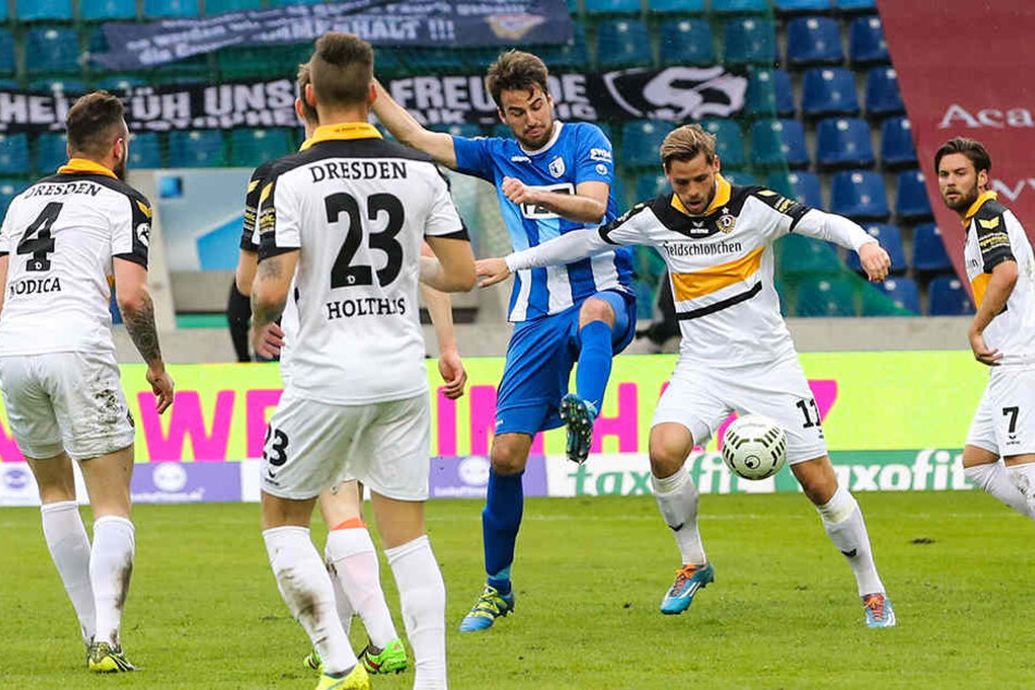 In der Saison 2015/16 kämpften der Magdeburger Christian Beck (3.v.r.) und Ex-Dynamo Justin Eilers nicht nur um diesen Ball, sondern auch um die Torjägerkrone der 3. Liga.