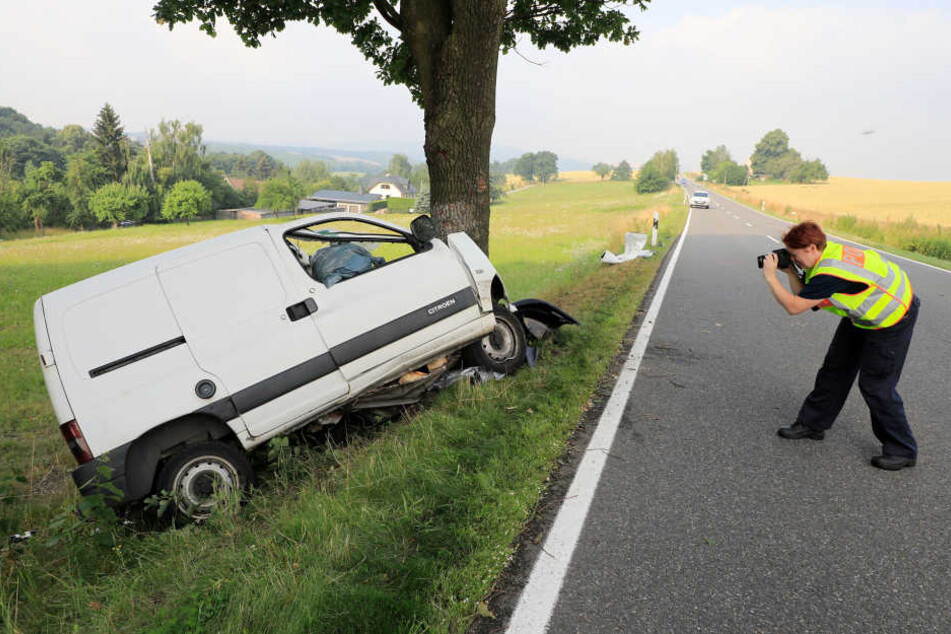 Der Citroen knallte frontal in den Baum.