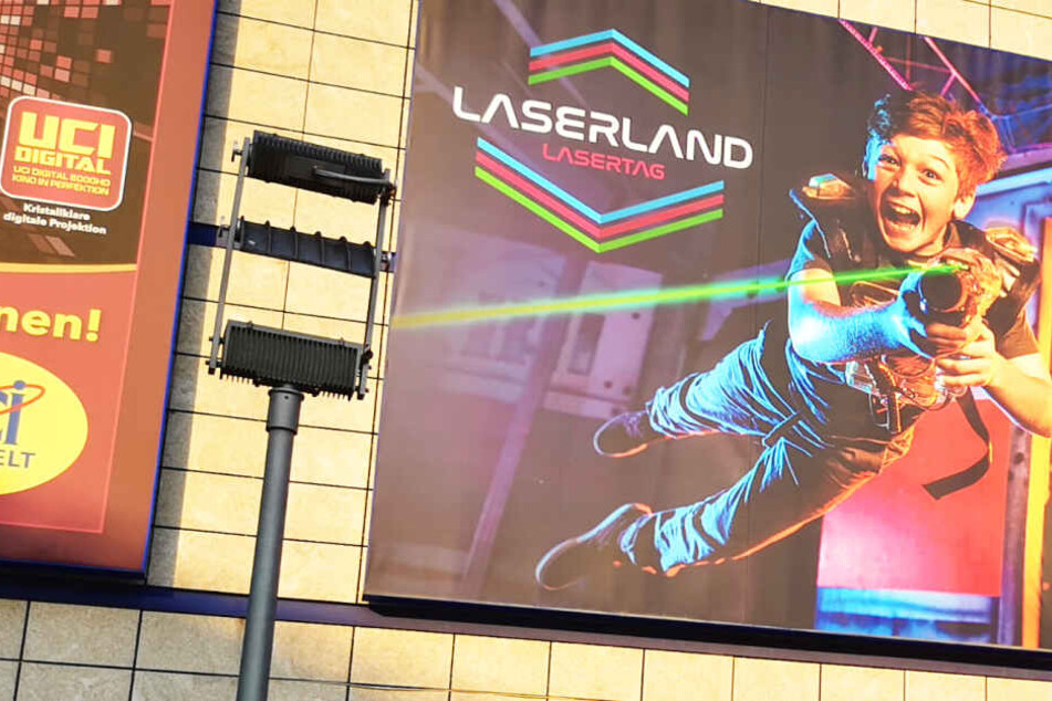 Das Laserland befindet sich im selben Gebäude wie die UCI-Kinowelt. Außen hängt ein großes Plakat.