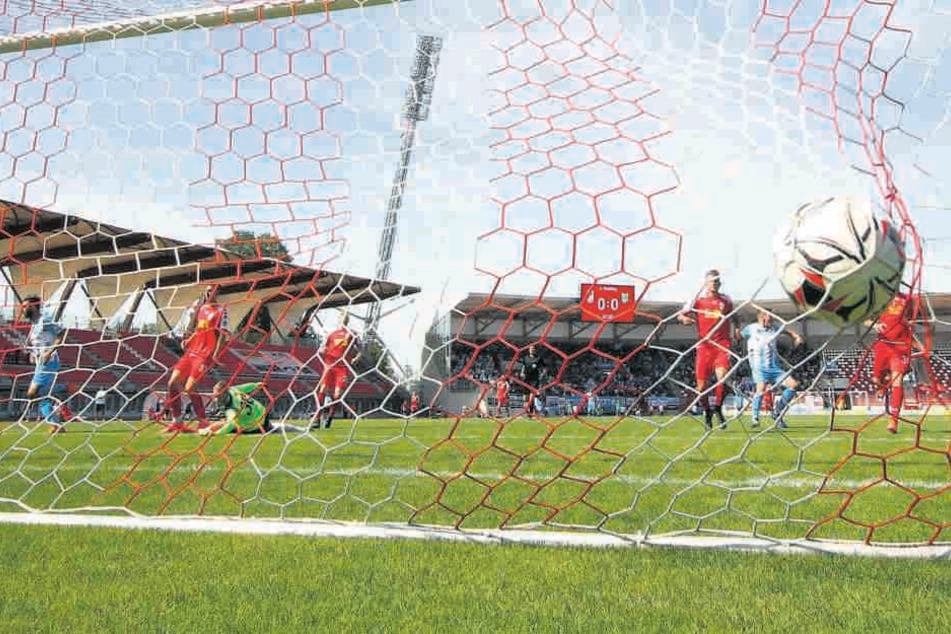 Im Hinspiel brachte Dejan Bozic den CFC in dieser Szene in Führung. Am Ende feierten die Himmelblauen einen ungefährdeten 3:0-Auswärtssieg.