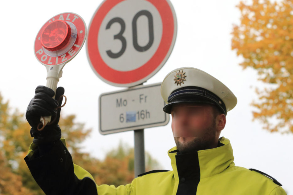 Weit kamen die Freunde nicht beim Abmontieren des Verkehrsschildes. (Symbolbild)