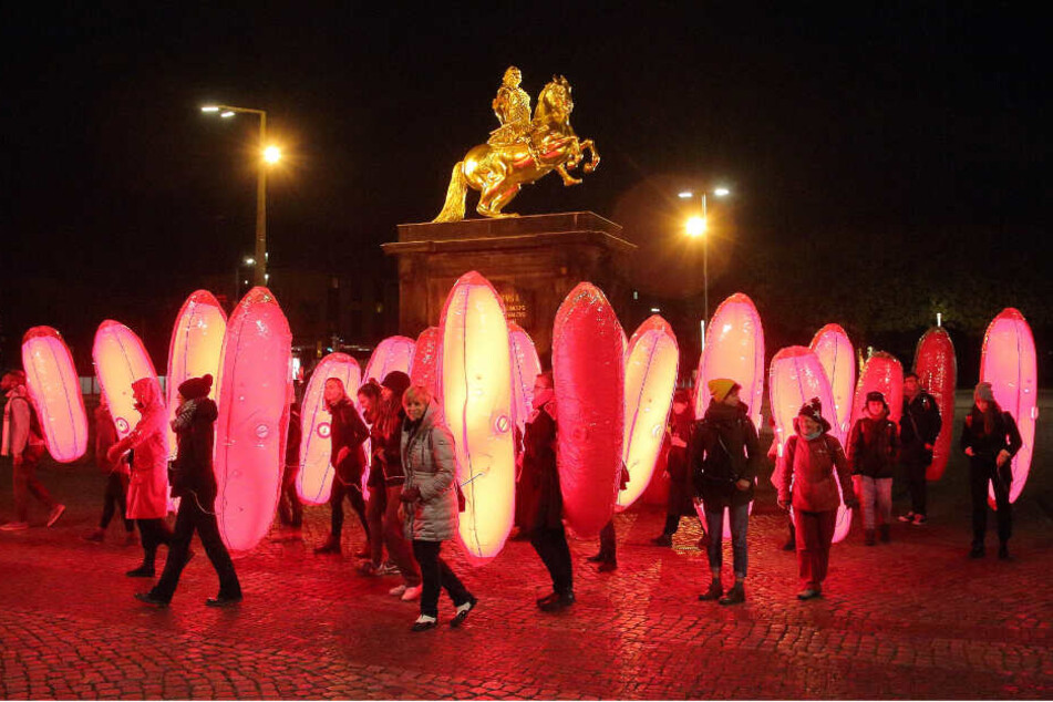 Generalprobe fürs große Leuchten am Goldenen Reiter: Samstag ab 18 Uhr sollen auch die Dresdner ihre Stadt erhellen.