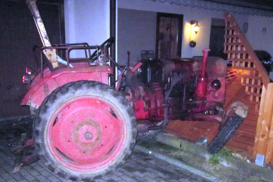 Der Täter hat mit dem Traktor eine wahre Tour der Verwüstung hingelegt. Mehrere Garagentore, Autos und Motoroller mussten dran glauben.