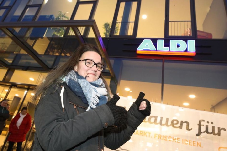 Die Erste in der Schlange war Peggy Engelhardt ,26, aus Gruna, die seit sechs Uhr vor dem Eingang wartete.