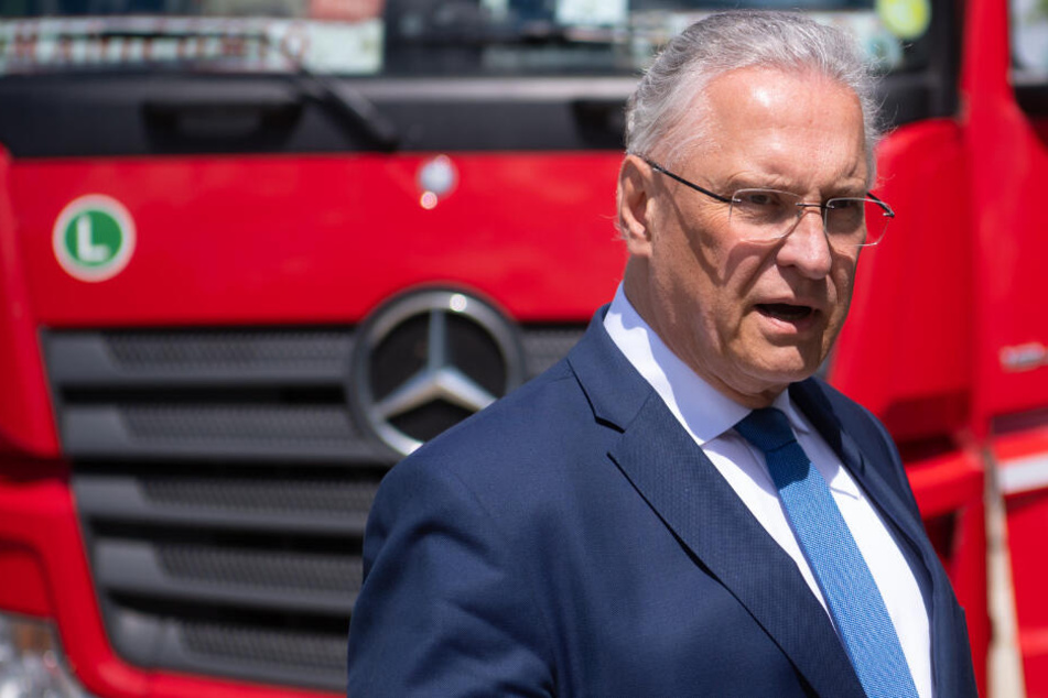 Innenminister Joachim Herrmann möchte vermehrt die "rollenden Zeitbomben" in Visier nehmen.