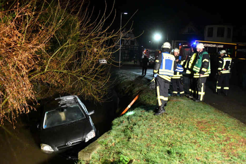 Der Toyota musste von der Feuerwehr und einem Abschlepper aus dem Bach geborgen werden.