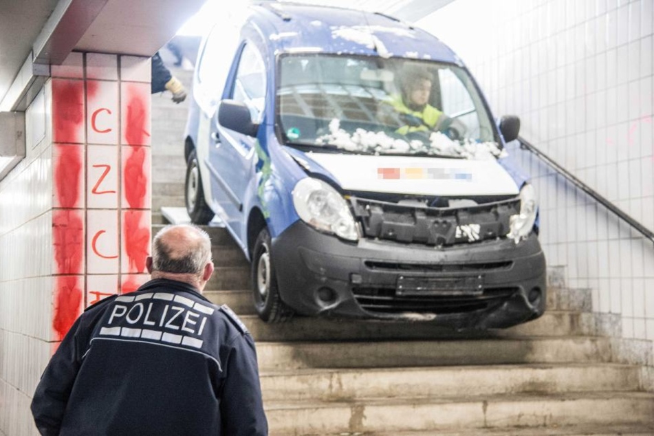 Die Bergung des Autos stellte sich als äußerst schwierig heraus.