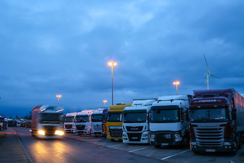 Tatort Autobahn-Parkplätze: In der Nacht schlugen Diebe zweimal an der A 72 zu, klauten Frontscheinwerfer.