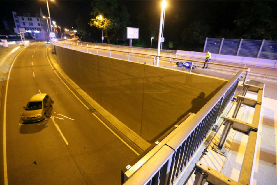 Die Unfallstelle am späten Mittwochabend. Unten steht der Wagen des 48-Jährigen, der den Biker überrollte.