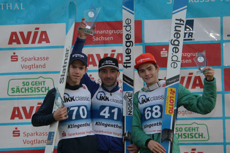 Dimitry Vassiliev gewann den COC-Wettbewerb am Samstag in Klingenthal überraschend vor Zak Mogel (links) und David Siegel.