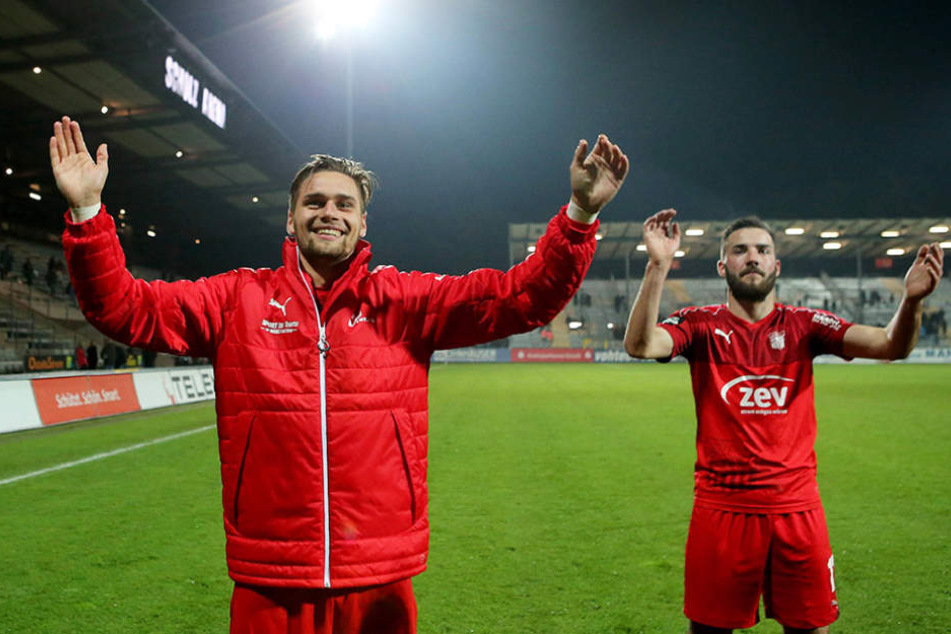 Strahlende Gesichter nach dem Spiel: Jonas Nietfeld (l.) feiert den Sieg.