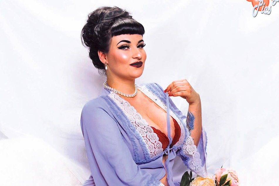 Ihre Kurven verstecken? Auf keinen Fall! Als Plus-Size-Model weiß Miss
LeStrange ihre Vorzüge gekonnt in Szene zu setzen.