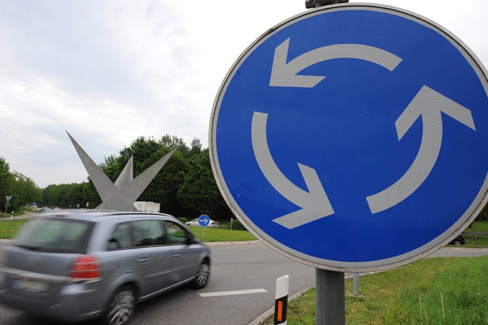 Der Mann fiel in den Sekundenschlaf und fuhr ungebremst in einen Kreisverkehr (Symbolbild).