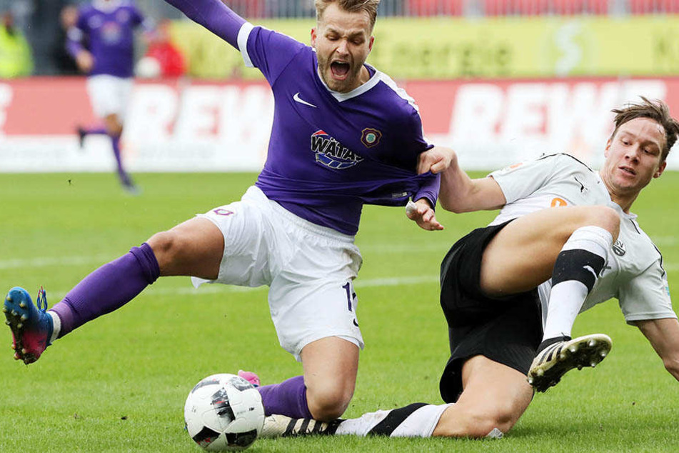Klarer Elfmeter! Tim Knipping (r.) grätscht Pascal Köpke um, hält den Auer zudem am Trikot fest. Die Schiri-Pfeife blieb allerdings stumm.