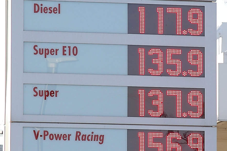Nicht zu übersehen: Die Benzinpreise steigen in Sachsen.