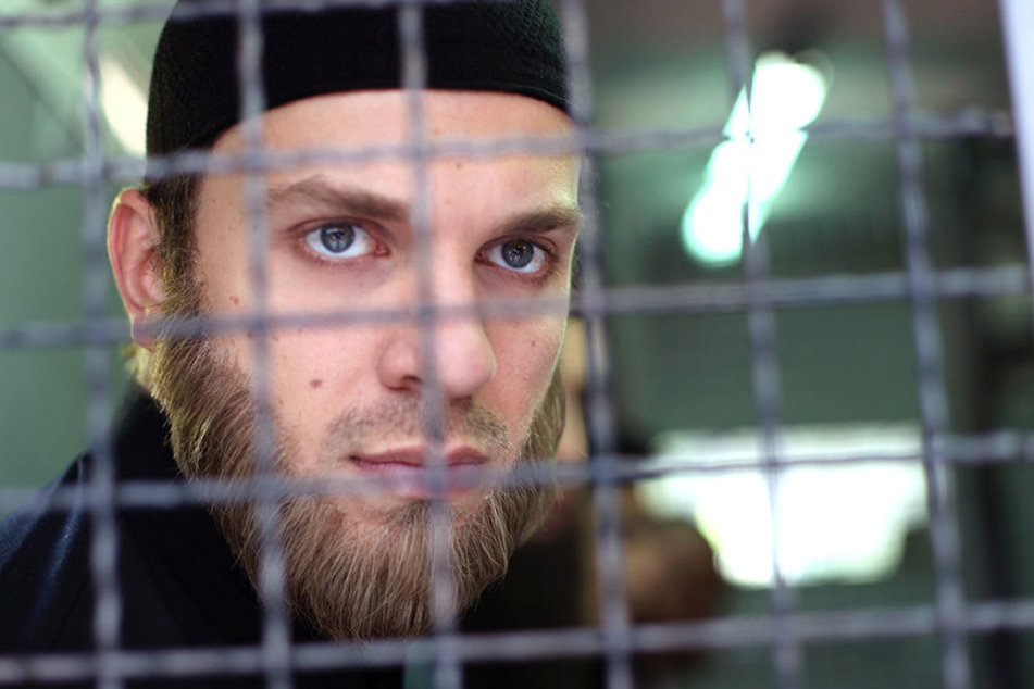 Ein Student (Edin Hasanovic) konvertiert zum Islam und ist auf dem Weg nach Syrien.
