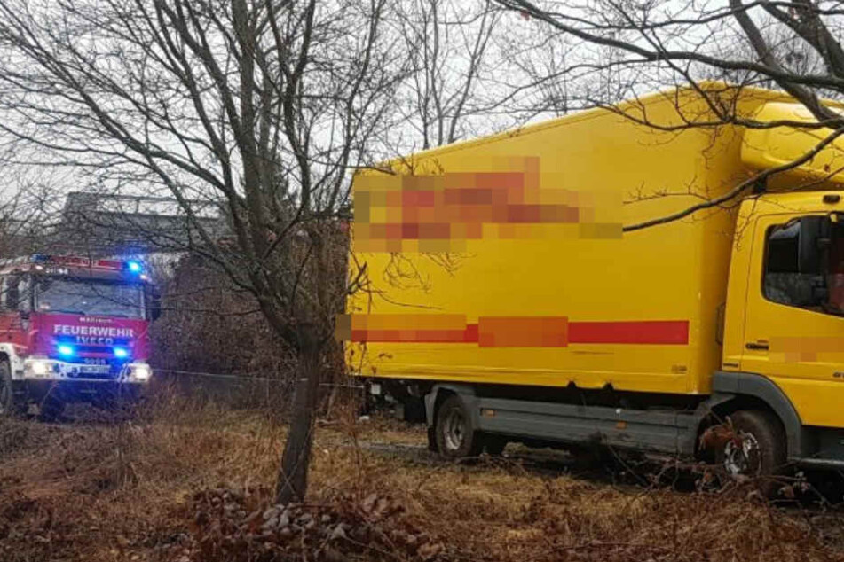 Die Feuerwehr musste den Lkw befreien.