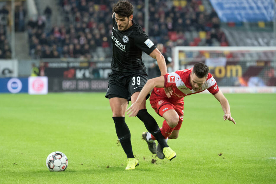 Startelf-Debütant Goncalo Paciencia (li.) schafft sich gegen Niko Gießelmann Platz.
