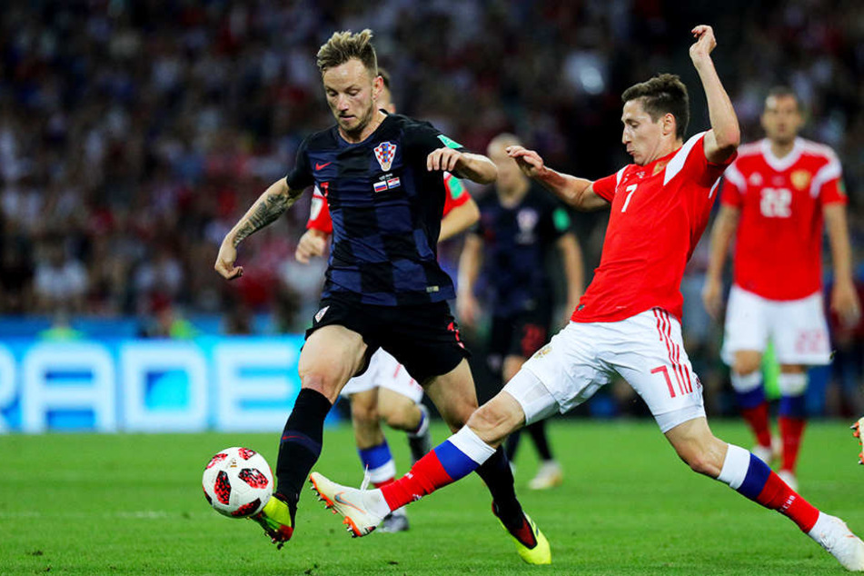 Kroatiens Ivan Rakitic (links; ehemals FC Schalke 04) im Duell mit Russlands Daler Kuziaev (r.).