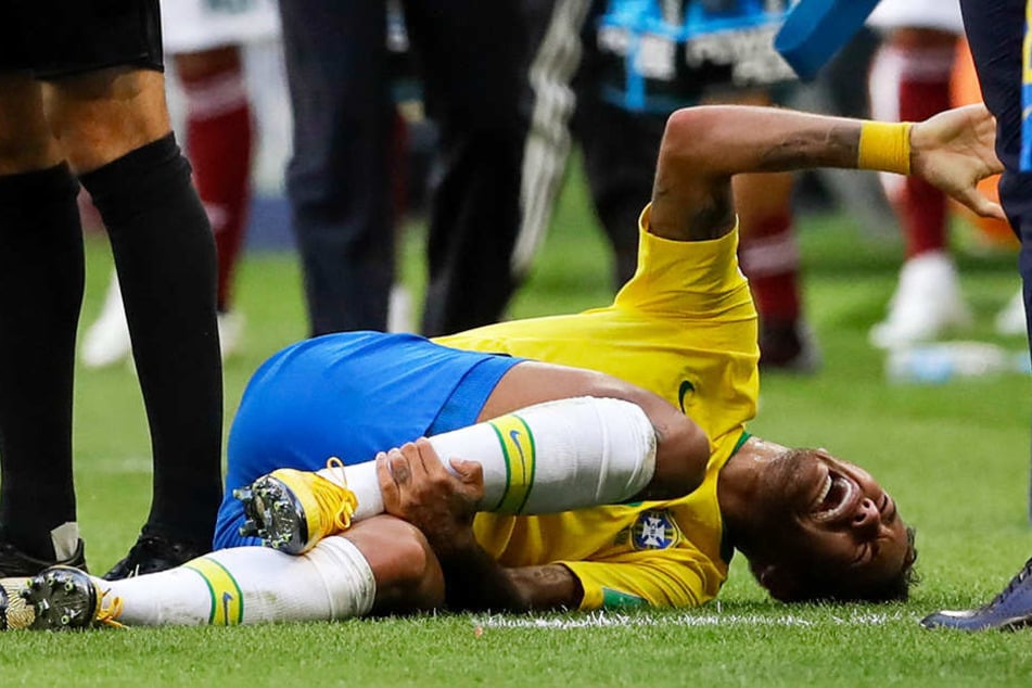 Ein Bild, das man bei der WM 2018 häufig sah: Neymar liegt schreiend und sich hin- und herrollend am Boden.