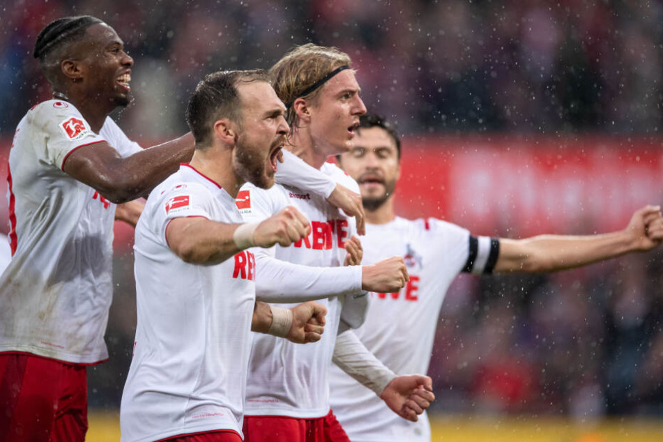 Kölns Kingley Ehizibue (l-r), Rafael Czichos, Torschütze Sebastiaan Bornauw und Jonas Hector jubeln nach dem Treffer zum 3:0.