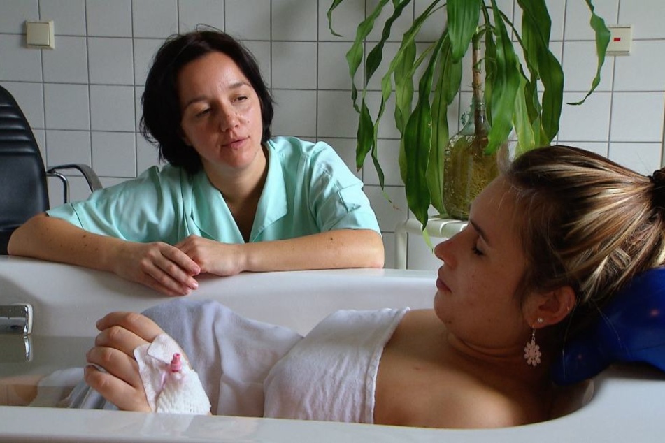 Hebammenschülerin Denise Garcia-Arcia mit einer werdenden Mutter