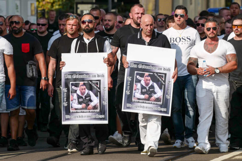 Zweieinhalb Monate nach der tödlichen Schießerei auf der Eisenbahnstraße hielt die größtenteils aus Migranten bestehende Streetgang United Tribuns einen Trauermarsch für ihren erschossenen Anwärter Veysel A. (†27) ab.