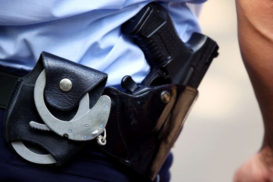 Während des Einsatzes musste ein Polizist seine Waffe zücken. (Symbolbild)