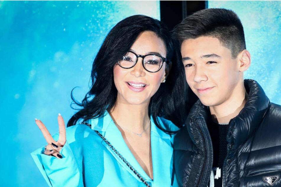 Verona Pooth und ihr Sohn Diego bei einem Fototermin zur Eröffnung des Frozen Eispalastes in Hamburg am Mittwoch.