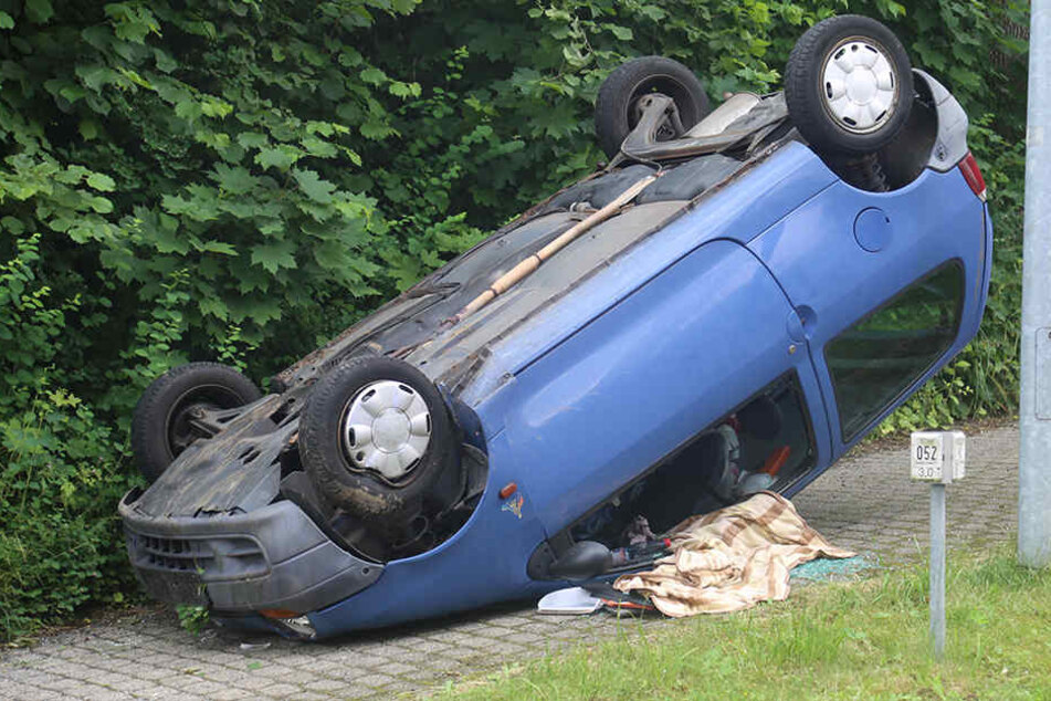 Der Renault blieb auf dem Dach liegen.