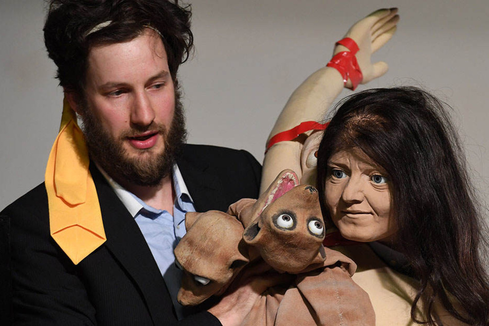 Mit einem Puppenkopf, der Beate Zschäpe darstellen soll, probt Schauspieler Felix Schiller auf der Probebühne des Puppentheaters Chemnitz.