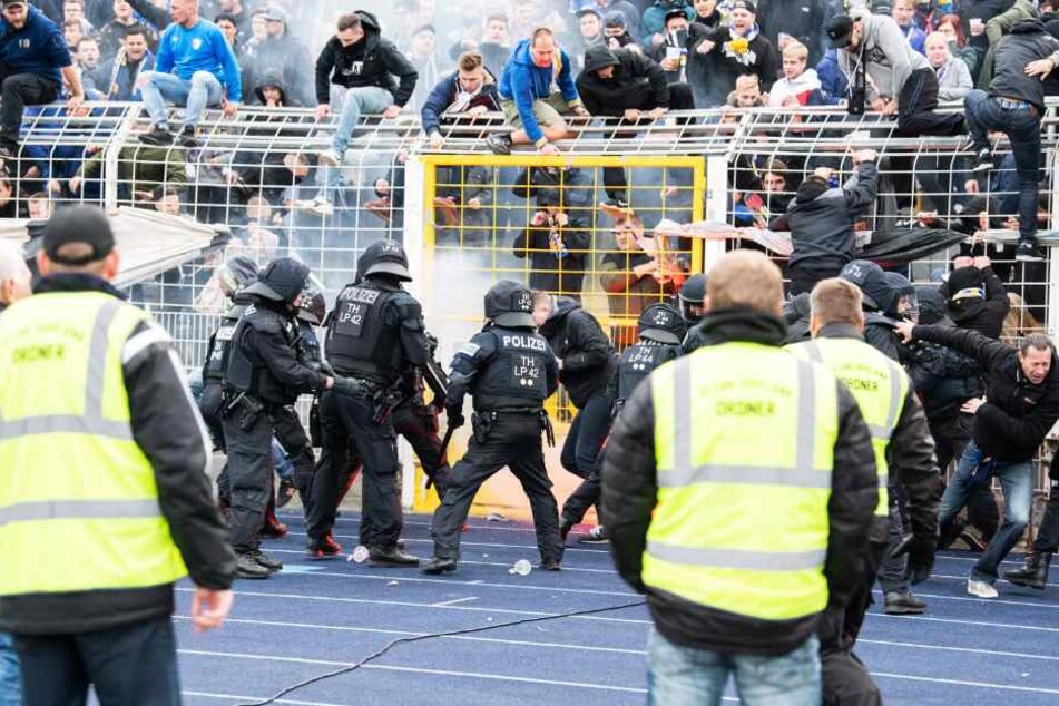 Ausschreitungen im Fan-Block sorgten für eine mehrminütige Unterbrechung der Partie.
