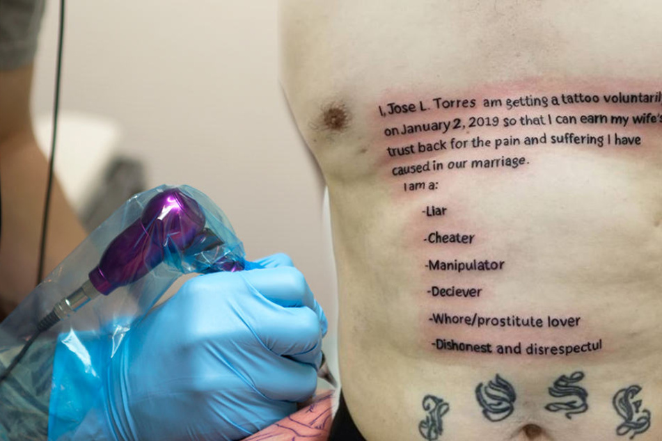 Diesen Text hat sich ein Mann auf seinen Bauch tätowieren lassen.