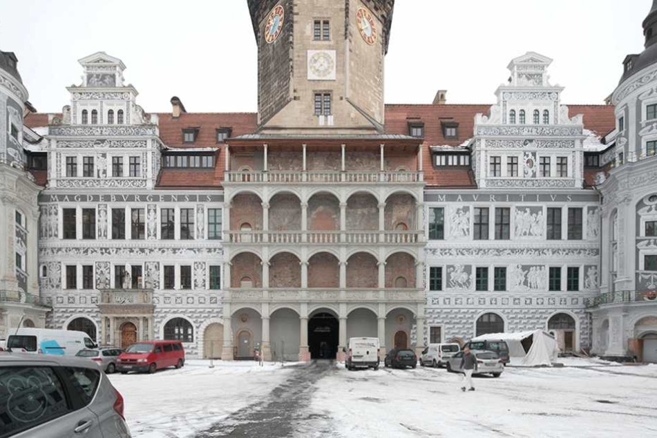 Der große Schlosshof, auch Renaissancehof genannt. Deutlich sichtbar: Die Loggia unter dem Hausmannsturm ist die einzig noch nicht ausgemalte Fläche.