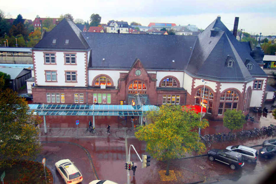 Gegen Mitternacht belästigte ein Unbekannter die 16-Jährige am Bahnhof in Herford.