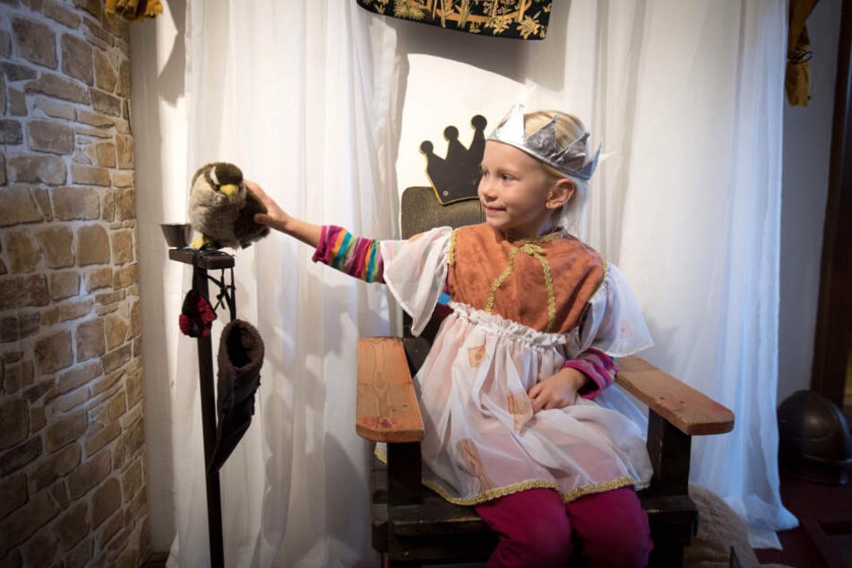 Die historischen Hütten erweitern die Ausstellung "Abenteuer Mittelalter", die schon seit Herbst Jung und Alt begeistert.