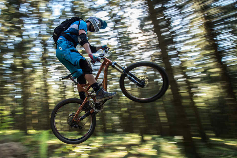 Immer mehr Mountainbiker stürzen sich waghalsig verbotene Pisten hinab. (Symbolbild)