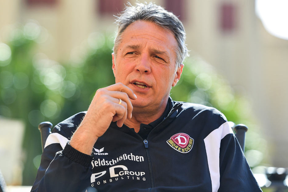 Uwe Neuhaus macht ein Riesengeheimnis aus seiner Aufstellung bei Absteiger Karlsruher SC.