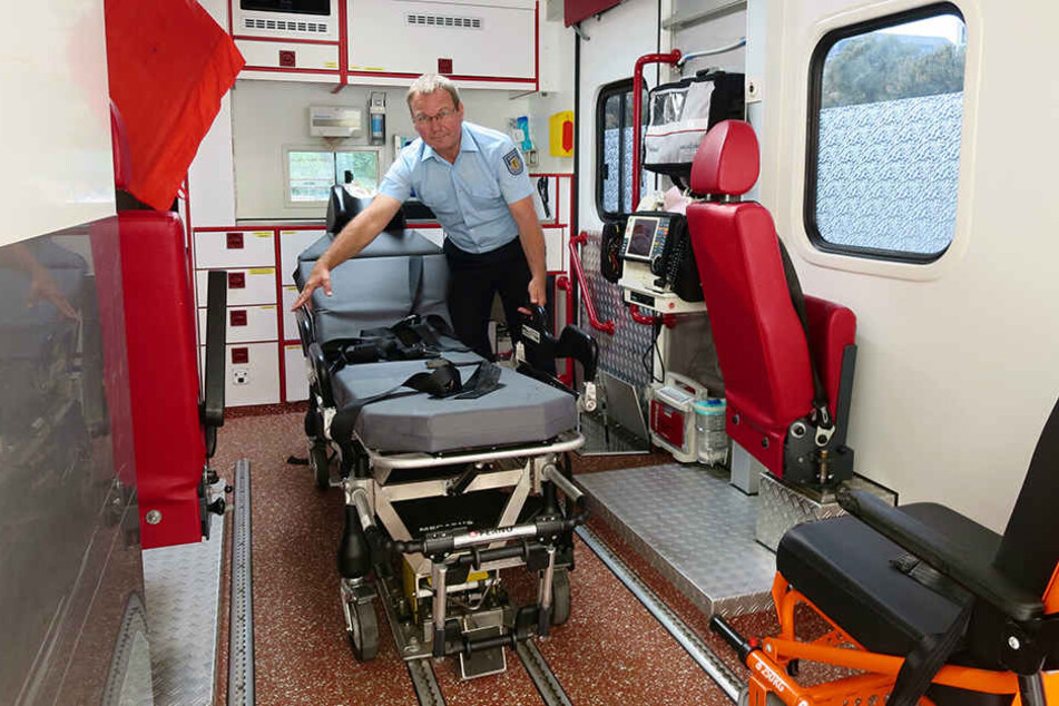 Joachim Petrasch (59) von der Leipziger Feuerwehr zeigt die XXL-Liegetrage für Patienten bis 400 Kilo im „Rettungswagen Übergewicht“.