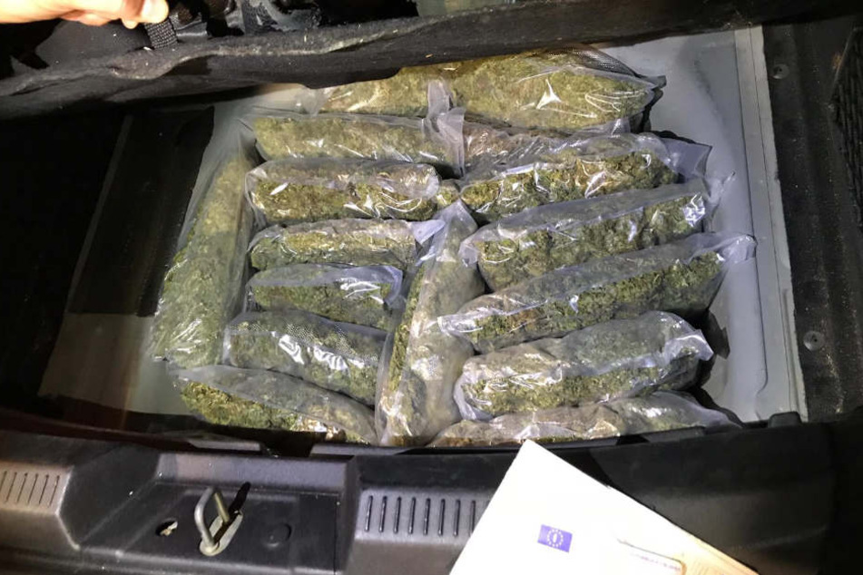 14 Kilogramm Marihuana fanden die Beamten im Kofferraum.