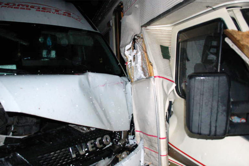 Der Lieferwagen krachte erst gegen ein geparktes Auto und landete am Ende an einem Wohnmobil.