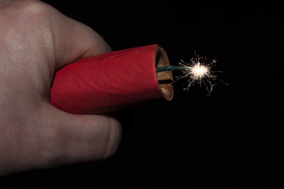 Der Böller explodierte in der Hand des Mannes und riss ihm zwei Finger ab. (Symbolfoto)