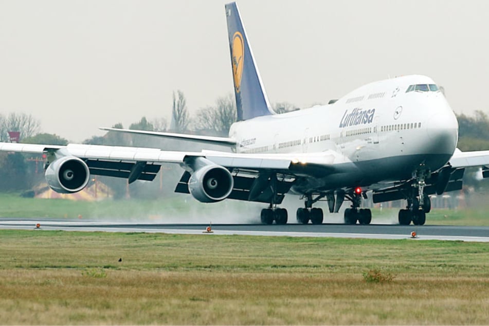 Das Flugzeug musste außerplanmäßig in Manchester landen (Symbolbild).