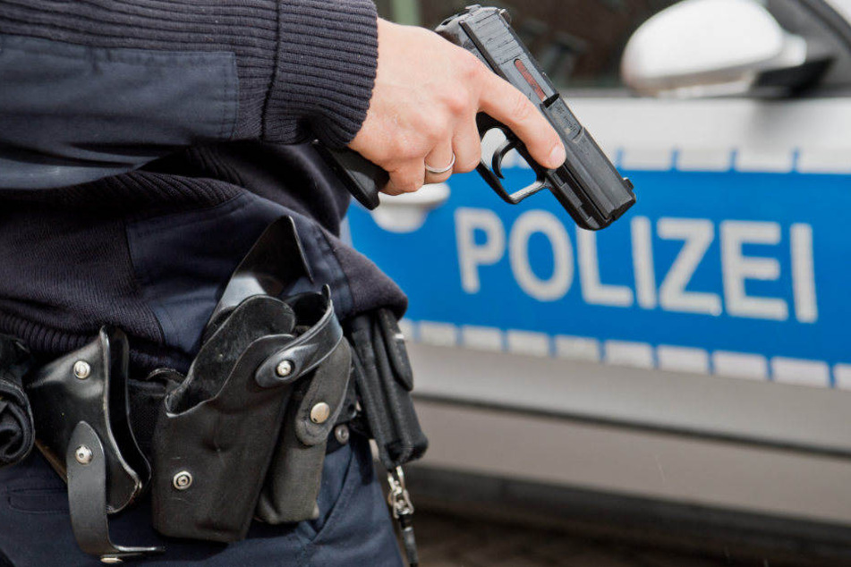 Weil die Polizisten von dem Mann mit einer Säge bedroht wurden, fielen zwei Warnschüsse. (Symbolbild)